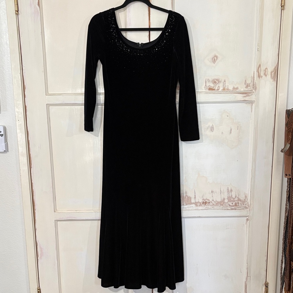 Elegant Black Velvet Long-Sleeve Maxi Dress with Beaded Scoop Neck